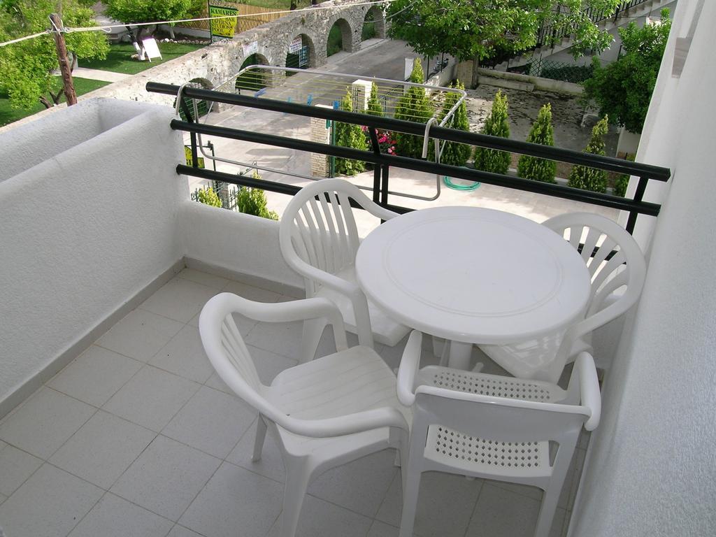 Magdas Kamares Poros Town Zimmer foto
